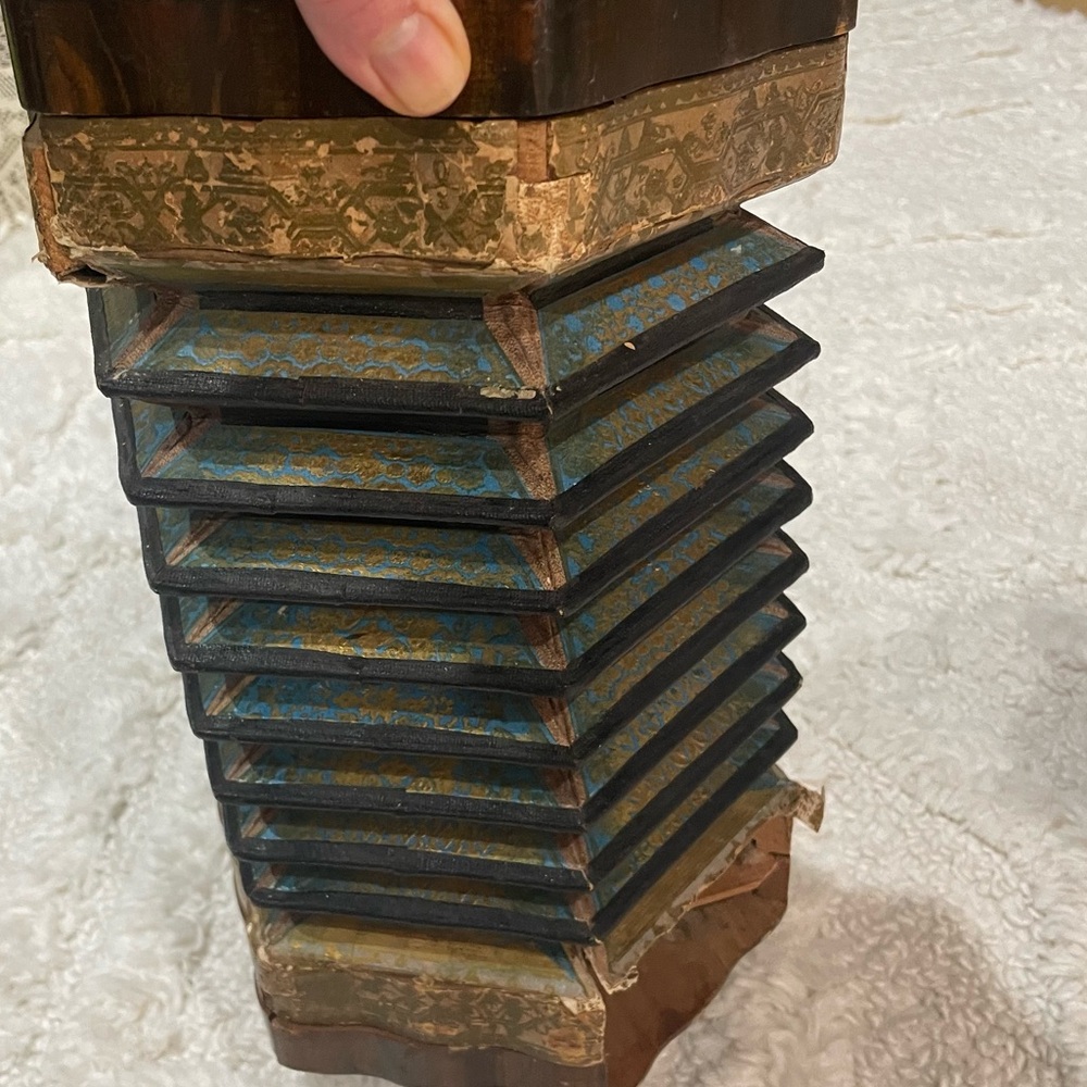 Antique wooden and paper accordion - non working / decorative. - Picture 7 of 9